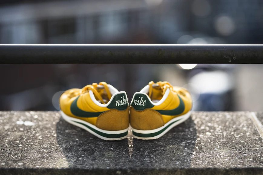 Zdjęcie przedstawiające Nike Cortez w żółto-zielonej kolorystyce